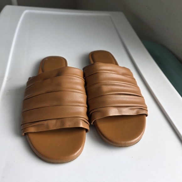 Marc Fisher oswin 2 flat sandal in medium natural Size 7.5 - Picture 3 of 7